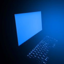 Blaues Licht: schädlich bei der Bildschirmarbeit, aber hilfreich bei der Lichttherapie?